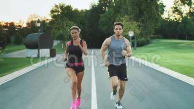 体育夫妇在公园里<strong>一起</strong>跑步。 <strong>年轻人一起</strong>慢跑